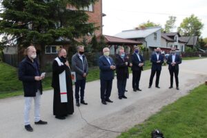 18.05.2020. Podgaje. Litania loretańska oraz Apel Maryjny przy figurce Matki Bożej Niepokalanie Poczętej. Na zdjęciu (od lewej): Robert Basiak - radny powiatowy, ks. Marian Fatyga - proboszcz parafii pw. św. Jana Chrzciciela w Skalbmierzu, Zbigniew Koniusz - wojewoda świętokrzyski, poseł Krzysztof Lipiec - lider świętokrzyskich struktur PiS, Marek Bogusławski - wicemarszałek województwa, Marek Juszczyk - burmistrz Skalbmierza, Andrzej Pruś - przewodniczący sejmiku województwa, Leszek Śmiech - przewodniczący Rady Miasta Kazimierzy i Kamil Włosowicz- zastępca burmistrza Skalbmierza / Marta Gajda / Radio Kielce