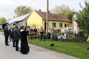 18.05.2020. Podgaje. Litania loretańska oraz Apel Maryjny przy figurce Matki Bożej Niepokalanie Poczętej / Marta Gajda / Radio Kielce