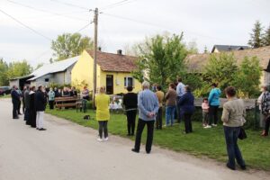 18.05.2020. Podgaje. Litania loretańska oraz Apel Maryjny przy figurce Matki Bożej Niepokalanie Poczętej / Marta Gajda / Radio Kielce