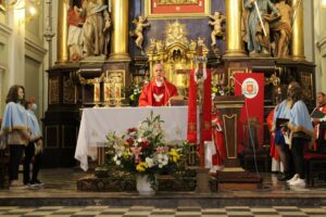 31.05.2020 Młodzawy. Kościół św. Ducha i Matki Boskiej Bolesnej w Młodzawach obchodzi jubileusz 300-lecia istnienia. Na zdjęciu biskup Jan Piotrowski / Marta Gajda / Radio Kielce