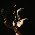 Wieczorem przed pomnikiem Ojca Świętego, na placu przy kieleckiej Katedrze, modlili się zebrani wierni. / Wojtek Habdas / Radio Kielce