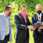 19.05.2020. Otwarcie dróg  powiatowych w gminach Raków, Chmielnik i Pierzchnica. Na zdjęciu (od lewej): Cezary Majcher - członek zarządu powiatu, Mirosław Gębski - starosta kielecki i Mariusz Ściana - członek zarządu powiatu / Starostwo Powiatowe w Kielcach