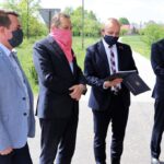 19.05.2020. Otwarcie dróg  powiatowych w gminach Raków, Chmielnik i Pierzchnica. Na zdjęciu (od lewej): Cezary Majcher - członek zarządu powiatu, Mirosław Gębski - starosta kielecki, Mariusz Ściana - członek zarządu powiatu i Stefan Bąk - członek zarządu powiatu / Starostwo Powiatowe w Kielcach