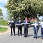 19.05.2020. Otwarcie dróg  powiatowych w gminach Raków, Chmielnik i Pierzchnica. Na zdjęciu (od lewej): Stefan Bąk - członek zarządu powiatu, Mariusz Ściana - członek zarządu powiatu, Mirosław Gębski - starosta kielecki, Stanisław Strąk - burmistrz Pierzchnicy, Cezary Majcher - członek zarządu powiatu / Starostwo Powiatowe w Kielcach