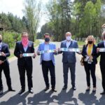 19.05.2020. Otwarcie dróg  powiatowych w gminach Raków, Chmielnik i Pierzchnica. Na zdjęciu (od lewej): Mariusz Ściana - członek zarządu powiatu, Mirosław Gębski - starosta kielecki, Cezary Majcher - członek zarządu powiatu, Damian Szpak - wójt gminy Raków, Irena Gmyr - radna powiatowa, Stefan Bąk - członek zarządu powiatu / Starostwo Powiatowe w Kielcach