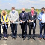 19.05.2020. Otwarcie dróg  powiatowych w gminach Raków, Chmielnik i Pierzchnica. Na zdjęciu (od lewej): Stefan Bąk - członek zarządu powiatu, Irena Gmyr - radna powiatowa, Paweł Wójcik - burmistrz miasta i gminy Chmielnik, Mariusz Ściana - członek zarządu powiatu, Mirosław Gębski - starosta kielecki i Cezary Majcher - członek zarządu powiatu / Starostwo Powiatowe w Kielcach