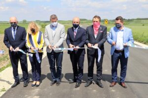 19.05.2020. Otwarcie dróg powiatowych w gminach Raków, Chmielnik i Pierzchnica. Na zdjęciu (od lewej): Stefan Bąk - członek zarządu powiatu, Irena Gmyr - radna powiatowa, Paweł Wójcik - burmistrz miasta i gminy Chmielnik, Mariusz Ściana - członek zarządu powiatu, Mirosław Gębski - starosta kielecki i Cezary Majcher - członek zarządu powiatu / Starostwo Powiatowe w Kielcach