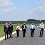 19.05.2020. Otwarcie dróg  powiatowych w gminach Raków, Chmielnik i Pierzchnica. Na zdjęciu (od lewej): Mirosław Gębski - starosta kielecki, Stefan Bąk - członek zarządu powiatu, Irena Gmyr - radna powiatowa, Mariusz Ściana - członek zarządu powiatu, Cezary Majcher - członek zarządu powiatu, Paweł Wójcik - burmistrz miasta i gminy Chmielnik / Starostwo Powiatowe w Kielcach