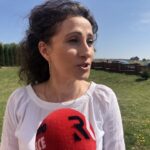 08.05.2020 Łoniów. Kwiaty od darczyńców dla domu dziecka. Na zdjęciu Iwona Piskor - dyrektor  Centrum Administracyjnego Domów Dzieci i Młodzieży w Łoniowie / Grażyna Szlęzak-Wójcik / Radio Kielce