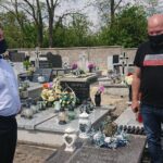 19.05.2020 Jędrzejów. Obchody 76. rocznicy bitwy pod Monte Cassino. Na zdjęciu (od lewej): Marcin Piszczek - burmistrz Jędrzejowa i Marek Godlewski - regionalista / Ewa Pociejowska-Gawęda / Radio Kielce