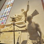 30.04.2019 Warszawa. Bazylika Archikatedralna p.w. Męczeństwa św. Jana Chrzciciela. Pomnik ku czci marszałka Sejmu Czteroletniego i prezesa Senatu Księstwa Warszawskiego Stanisława Małachowskiego / Jarosław Kubalski / Radio Kielce