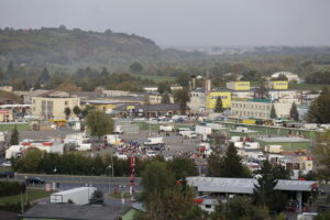 30.09.2016 Sandomierz. Targ. Targowisko. Bazar. W tle Góry Pieprzowe. / Jarosław Kubalski / Radio Kielce