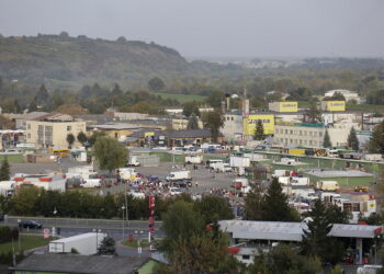 30.09.2016 Sandomierz. Targ. Targowisko. Bazar. W tle Góry Pieprzowe. / Jarosław Kubalski / Radio Kielce