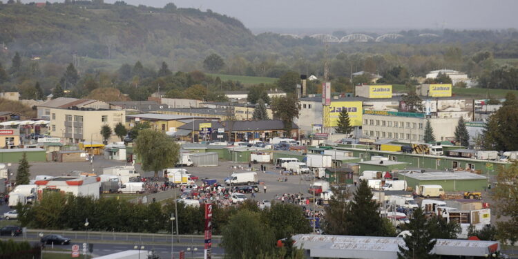 30.09.2016 Sandomierz. Targ. Targowisko. Bazar. W tle Góry Pieprzowe. / Jarosław Kubalski / Radio Kielce