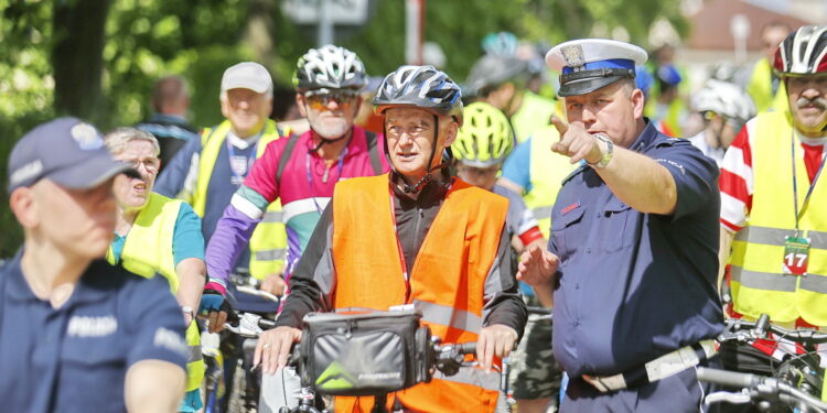 18.05.2019 Kielce. Rodzinna Majówka Rowerowa z Kielc do Borkowa. W środku biskup Marian Florczyk / Jarosław Kubalski / Radio Kielce