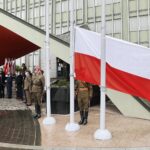 02.05.2020 Kielce. Święto Flagi. Wciągnięcie flagi na maszt przed ŚUW / Jarosław Kubalski / Radio Kielce
