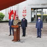 02.05.2020 Kielce. Święto Flagi. Wciągnięcie flagi na maszt przed ŚUW. Od lewej: prezydent Bogdan Wenta, senator Krzysztof Słoń, Mariusz Kowalski - 13 Pułk Ułanów Wileńskich, wojewoda Zbigniew Koniusz, poseł Krzysztof Lipiec i przewodniczący sejmiku Andrzej Pruś / Jarosław Kubalski / Radio Kielce