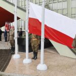 02.05.2020 Kielce. Święto Flagi. Wciągnięcie flagi na maszt przed ŚUW / Jarosław Kubalski / Radio Kielce