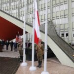 02.05.2020 Kielce. Święto Flagi. Wciągnięcie flagi na maszt przed ŚUW / Jarosław Kubalski / Radio Kielce