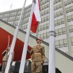 02.05.2020 Kielce. Święto Flagi. Wciągnięcie flagi na maszt przed ŚUW / Jarosław Kubalski / Radio Kielce