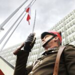 02.05.2020 Kielce. Święto Flagi. Wciągnięcie flagi na maszt przed ŚUW / Jarosław Kubalski / Radio Kielce