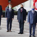 02.05.2020 Kielce. Święto Flagi. Wciągnięcie flagi na maszt przed ŚUW. Od lewej: prezydent Bogdan Wenta, senator Krzysztof Słoń, wojewoda Zbigniew Koniusz i poseł Krzysztof Lipiec / Jarosław Kubalski / Radio Kielce