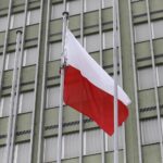 02.05.2020 Kielce. Święto Flagi. Wciągnięcie flagi na maszt przed ŚUW / Jarosław Kubalski / Radio Kielce