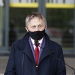 02.05.2020 Kielce. Święto Flagi. Wciągnięcie flagi na maszt przed ŚUW. Wojewoda Zbigniew Koniusz / Jarosław Kubalski / Radio Kielce