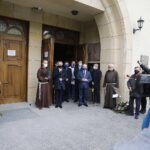 02.05.2020 Kielce. Święto Flagi. Uroczystości pod pamiątkową tablicą przy kościele p.w św. Franciszka z Asyżu / Jarosław Kubalski / Radio Kielce