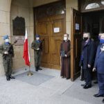 02.05.2020 Kielce. Święto Flagi. Uroczystości pod pamiątkową tablicą przy kościele p.w św. Franciszka z Asyżu / Jarosław Kubalski / Radio Kielce