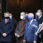 02.05.2020 Kielce. Święto Flagi. Uroczystości pod pamiątkową tablicą przy kościele p.w św. Franciszka z Asyżu. Z lewej wojewoda Zbigniew Koniusz, trzeci od lewej poseł Krzysztodf Lipiec / Jarosław Kubalski / Radio Kielce