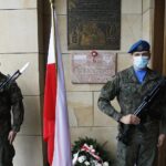 02.05.2020 Kielce. Święto Flagi. Uroczystości pod pamiątkową tablicą przy kościele p.w św. Franciszka z Asyżu / Jarosław Kubalski / Radio Kielce