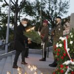 12.05.2020 Kielce. Plac Wolności. Uroczystości w 85. rocznicę śmierci Marszałka Józefa Piłsudskiego. Kwiaty składa senator Krzysztof Słoń / Jarosław Kubalski / Radio Kielce