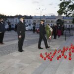 12.05.2020 Kielce. Plac Wolności. Uroczystości w 85. rocznicę śmierci Marszałka Józefa Piłsudskiego. Kwiaty składają sekretarz miasta Szczepan Skorupski i przewodniczący rady miasta Jarosław Karyś / Jarosław Kubalski / Radio Kielce