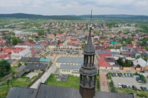 15.05.2020 Chęciny. Widok na miasto. Kościół św. Bartłomieja i zamek / Jarosław Kubalski / Radio Kielce