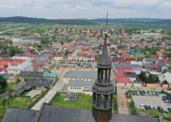 15.05.2020 Chęciny. Widok na miasto. Kościół św. Bartłomieja i zamek / Jarosław Kubalski / Radio Kielce
