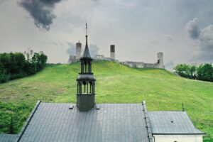 15.05.2020 Chęciny. Widok na miasto. Kościół św. Bartłomieja i zamek / Jarosław Kubalski / Radio Kielce