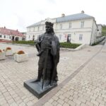 15.05.2020 Chęciny. Widok na miasto. Rynek. Pomnik króla Władysława Łokietka / Jarosław Kubalski / Radio Kielce