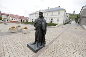 15.05.2020 Chęciny. Widok na miasto. Rynek. Pomnik króla Władysława Łokietka / Jarosław Kubalski / Radio Kielce