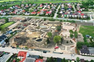 19.05.2020 Chęciny. Park. Budowa parku miejskiego / Jarosław Kubalski / Radio Kielce