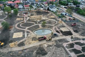 19.05.2020 Chęciny. Park. Budowa parku miejskiego / Jarosław Kubalski / Radio Kielce