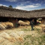 29.05.2020 Tokarnia. Tworzenie wykrętków ze słomy / Jarosław Kubalski / Radio Kielce