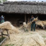 29.05.2020 Tokarnia. Tworzenie wykrętków ze słomy / Jarosław Kubalski / Radio Kielce