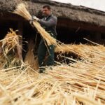 29.05.2020 Tokarnia. Tworzenie wykrętków ze słomy / Jarosław Kubalski / Radio Kielce