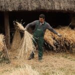 29.05.2020 Tokarnia. Tworzenie wykrętków ze słomy / Jarosław Kubalski / Radio Kielce