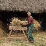 29.05.2020 Tokarnia. Tworzenie wykrętków ze słomy / Jarosław Kubalski / Radio Kielce