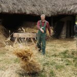 29.05.2020 Tokarnia. Tworzenie wykrętków ze słomy / Jarosław Kubalski / Radio Kielce