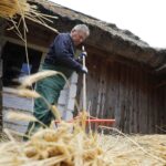 29.05.2020 Tokarnia. Tworzenie wykrętków ze słomy / Jarosław Kubalski / Radio Kielce