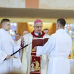 30.05.2020 Kielce. Kościół św. Józefa Robotnika. Święcenia kapłańskie. Biskup Jan Piotrowski / Jarosław Kubalski / Radio Kielce