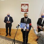 11.05.2020 Kielce. UW. Wojewoda przekazuje marszałkowi województwa promesę na realizację zadania w ramach programu Mosty dla Regionów. Od lewej: przewodniczący sejmiku Andrzej Pruś, poseł Krzysztof Lipiec, wojewoda Zbigniew Koniusz i marszałek Andrzej Bętkowski / Jarosław Kubalski / Radio Kielce
